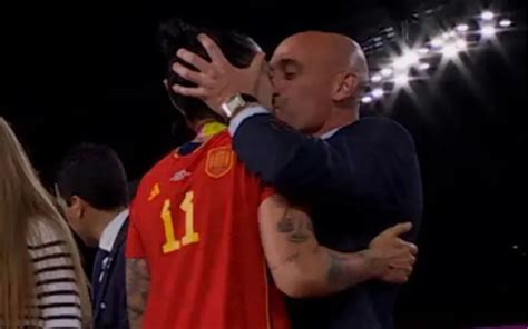 Luis Rubiales és Jennifer Hermoso a csók után