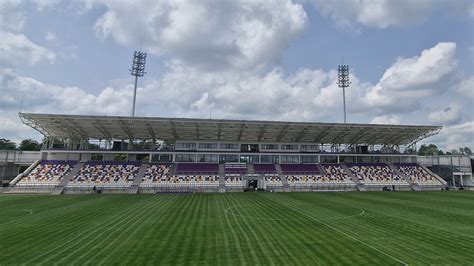 A siófoki Révész Géza utcai Stadion külső képe egy mérkőzésnapon