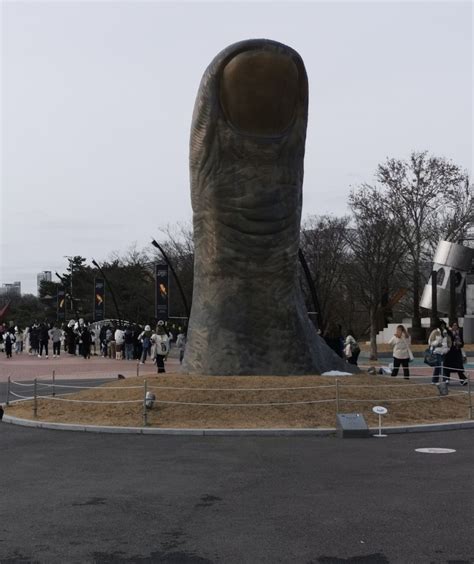 Öt méter magas hüvelykujjszobor az Olimpiai Park bejáratánál