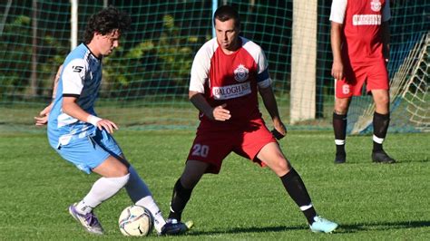 Török és szlovén U19 labdarúgók kézfogása a mérkőzés előtt