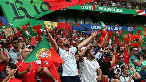 Portugál labdarúgó-szurkolók a stadionban