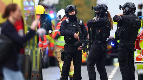 A Manchester Arena a támadás után, rendőri biztosítás mellett