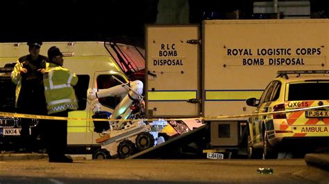 Egy nő ül a járdaszélen a Manchester Arena közelében hajnalban a robbantást követően
