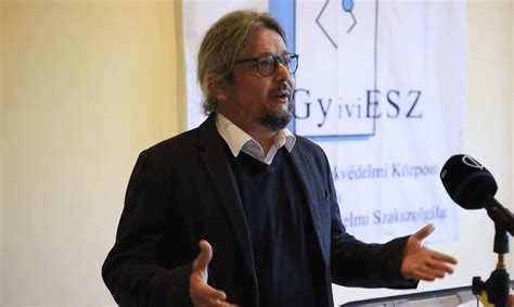Politikusok a futballmérkőzésen, a VIP-páholyban