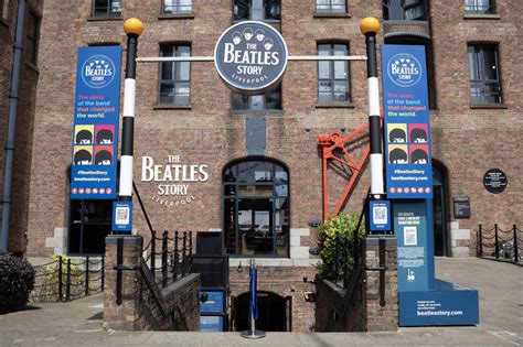 Belső kép a Fab4 Store-ból Beatles emléktárgyakkal