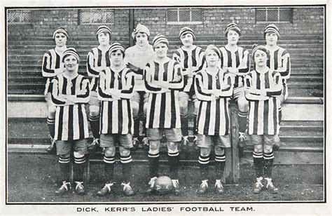 A Dick, Kerr & Co. Ladies Football Club csapata az 1920-as években