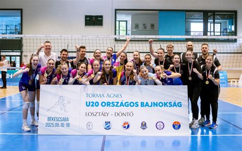 Jo Hea-Dzsung átüti a labdát a magyar térfélre Feketéné Csapó Gabriella és Torma Ágnes mellett a montreali olimpián