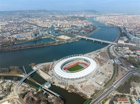 A stadion atlétikai pályájának és a belső gyepfelületnek a látképe