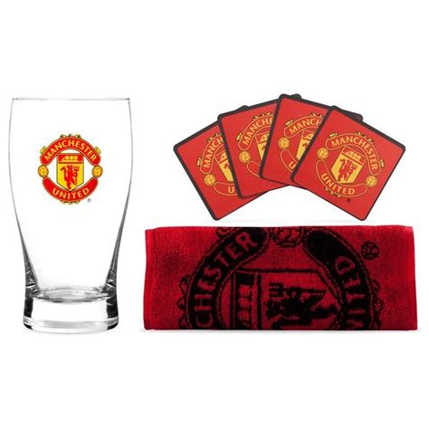 Gyermekek fociznak Manchester United mini labdával parkban