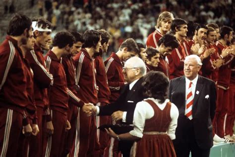 A magyar csapat megkapja az ezüstöt a második helyért az 1972-es olimpián a győztes lengyelek mellett a dobogón