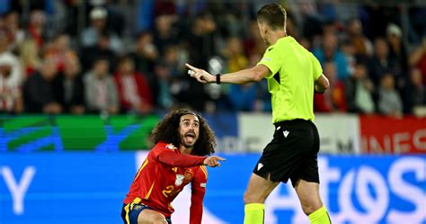 Futball bíró piros lappal