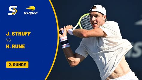 Jan-Lennard Struff adogatás közben