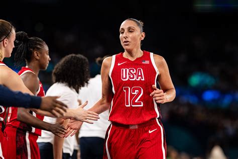Diana Taurasi kosárlabdázik