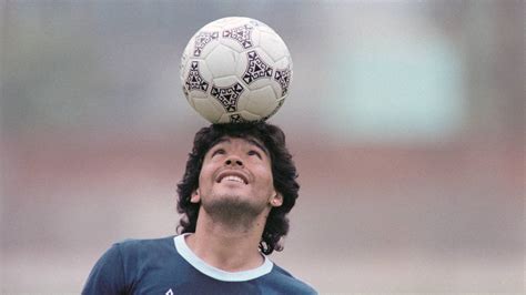 Diego Maradona a labdával az 1994-es világbajnokságon