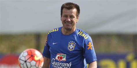 A brazil csapatkapitány, Dunga a magasba emeli a világbajnoki trófeát