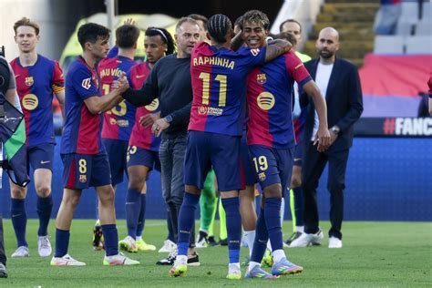 Az FC Barcelona játékosai ünneplik a gólokat egy La Liga mérkőzésen