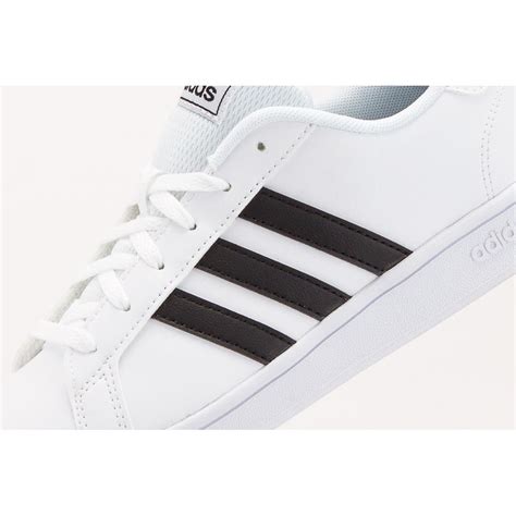 Adidas cipő dizájn elemek és a 3 csíkos logó kiemelve