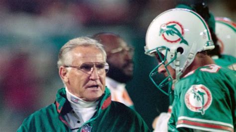 Don Shula, a Miami Dolphins legendás edzője a Vince Lombardi-trófeával