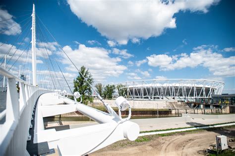 Atlétikai stadion belső tere sportolókkal