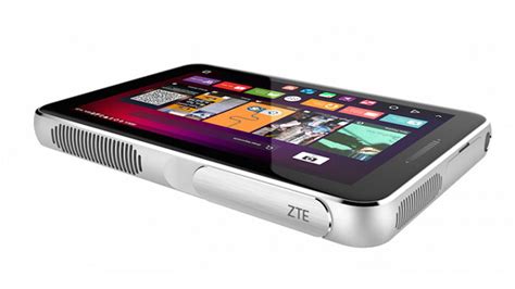 ZTE Spro Plus projektor és táblagép használat közben