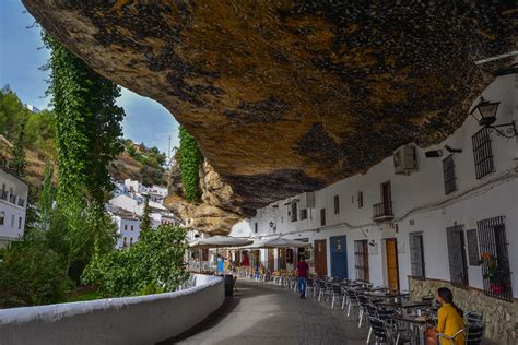 Setenil de las Bodegas sziklaképződményei és épületei