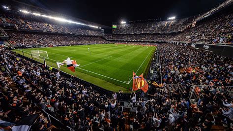 A Valencia CF logója és a csapat stadionja