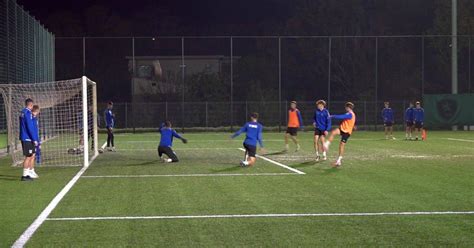 Fiatal labdarúgók technikai gyakorlatokat végeznek