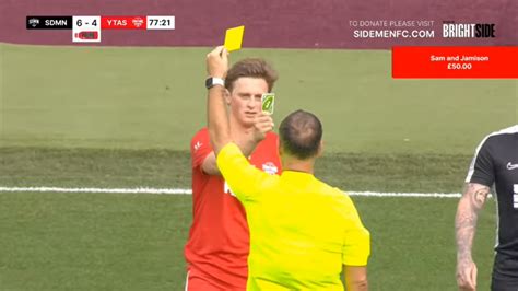 Játékvezető sárga lappal a kezében egy focimeccsen