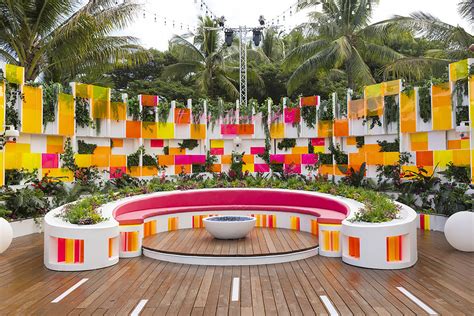 A Love Island villa Cipruson, napfényes környezetben