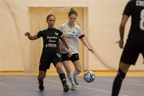 Női futsal mérkőzésen zajló akció