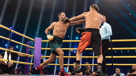 Boxmérkőzés a ringben, két küzdővel