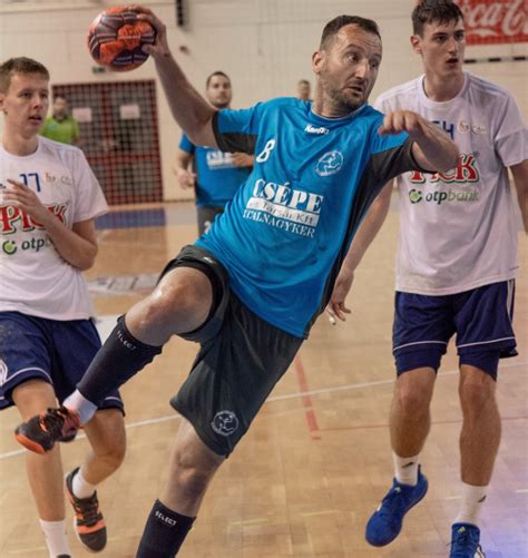 Bíró Balázs portréja edzőként egy kézilabda mérkőzés szélén