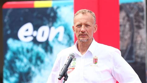 Varga Zsolt a taktikai táblánál, csapatépítés közben