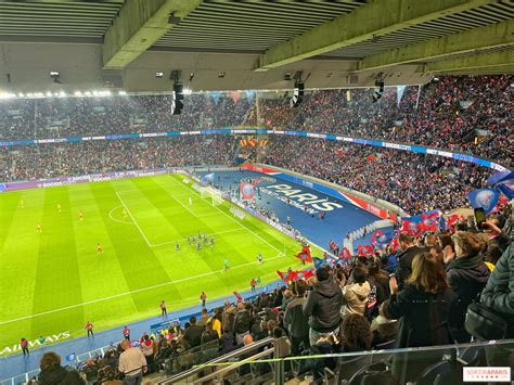 A Paris Saint-Germain csapatfotója a Parc des Princes gyepén