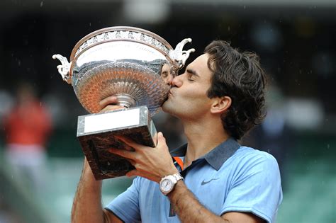 Roger Federer a Roland Garros trófeával