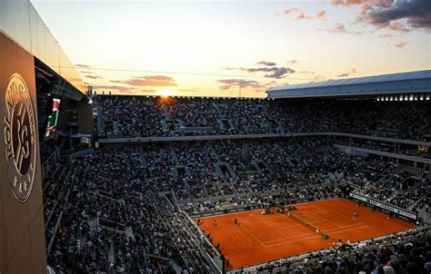 Eiffel-torony a Roland Garros stadion háttérben