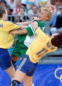 Pigniczky Krisztina küzd két román játékossal a 2000-es sydney-i olimpián