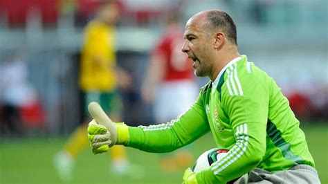Király Gábor a magyar labdarúgó válogatott kapusa egy védés közben