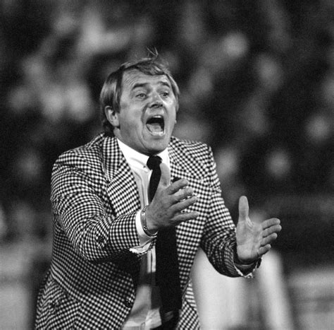 Mészöly Kálmán havat lapátol a Népstadionban 1969-ben