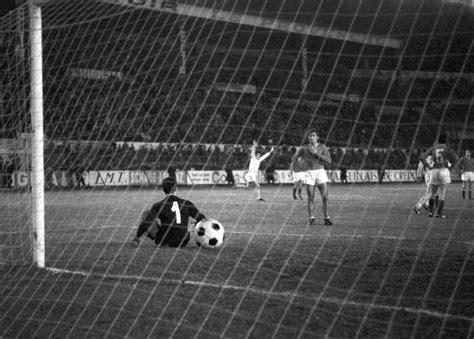 A magyar kapus, Szentmihályi Antal nem tudja védeni a cseh František Veselý lövését 1969-ben