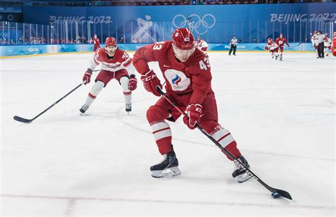 Jégkorongozók a jégen az olimpiai logóval