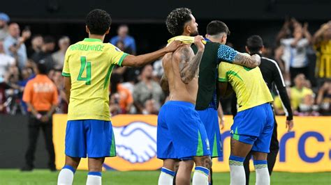 A brazil és uruguayi csapatok játékosai egy mérkőzésen