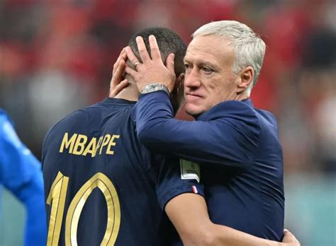A francia Kylian Mbappe Didier Deschamps vezetőedzővel ünnepel a 2022-es labdarúgó-világbajnokság elődöntője után