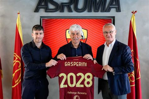 Gian Piero Gasperini edzés közben taktikai tábla előtt