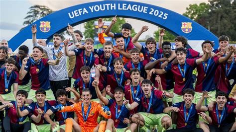 Az FC Barcelona női labdarúgócsapata ünnepli a Bajnokok Ligája győzelmét
