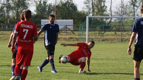 Csorvási SK és Kevermes SE játékosok a labdáért küzdenek