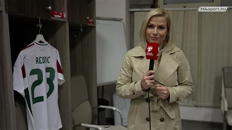 Kocsis Erzsébet a válogatott mérkőzés előtt, átveszi az 1995-ös Év Játékosa díjat