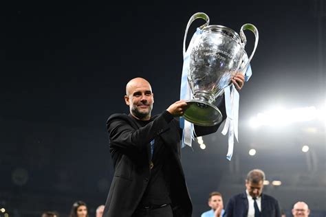 Pep Guardiola a Bajnokok Ligája trófeával