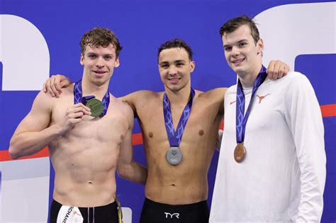Milák Kristóf és Léon Marchand versenyez a medencében