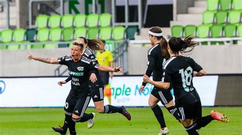 Női futballcsapat edzés közben